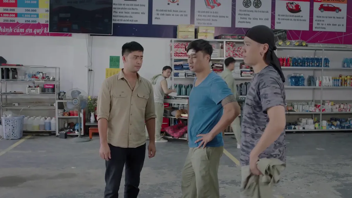 Ga-ra hạnh ph&uacute;c - Tập 18: Bị đ&aacute;nh su&yacute;t chết, Trung tr&acirc;u vẫn quyết nghĩ kế gi&uacute;p anh Khải - Ảnh 2.