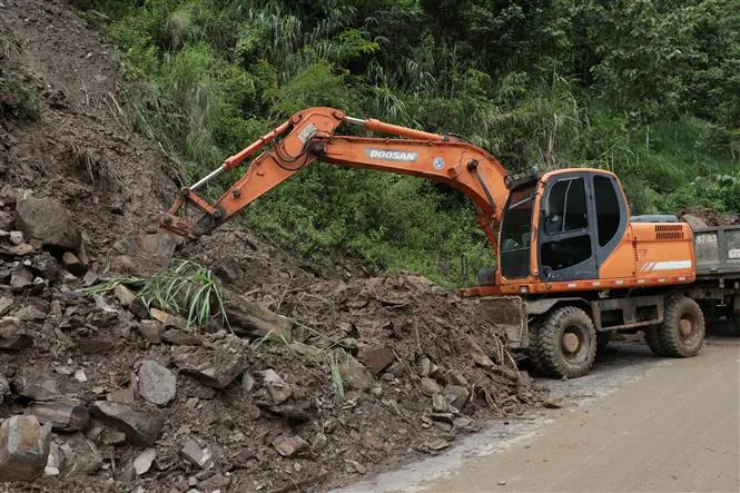 Mưa lớn, Quốc lộ 37 qua Sơn La xuất hiện gần 60 vị trí sạt lở - Ảnh 11.