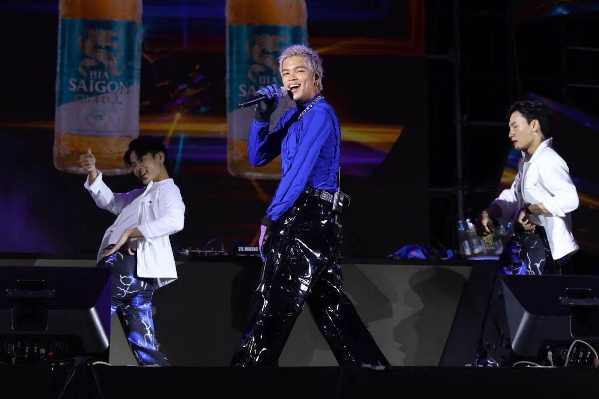 Chơi lớn, The Chill Fest biến cả quảng trường Đ&ocirc;ng Kinh Nghĩa Thục th&agrave;nh b&atilde;i biển m&aacute;t lạnh - Ảnh 1.