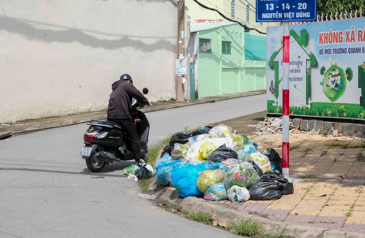 Cần Thơ: Rác thải ùn ứ vì thay đổi đơn vị thu gom - Ảnh 1.