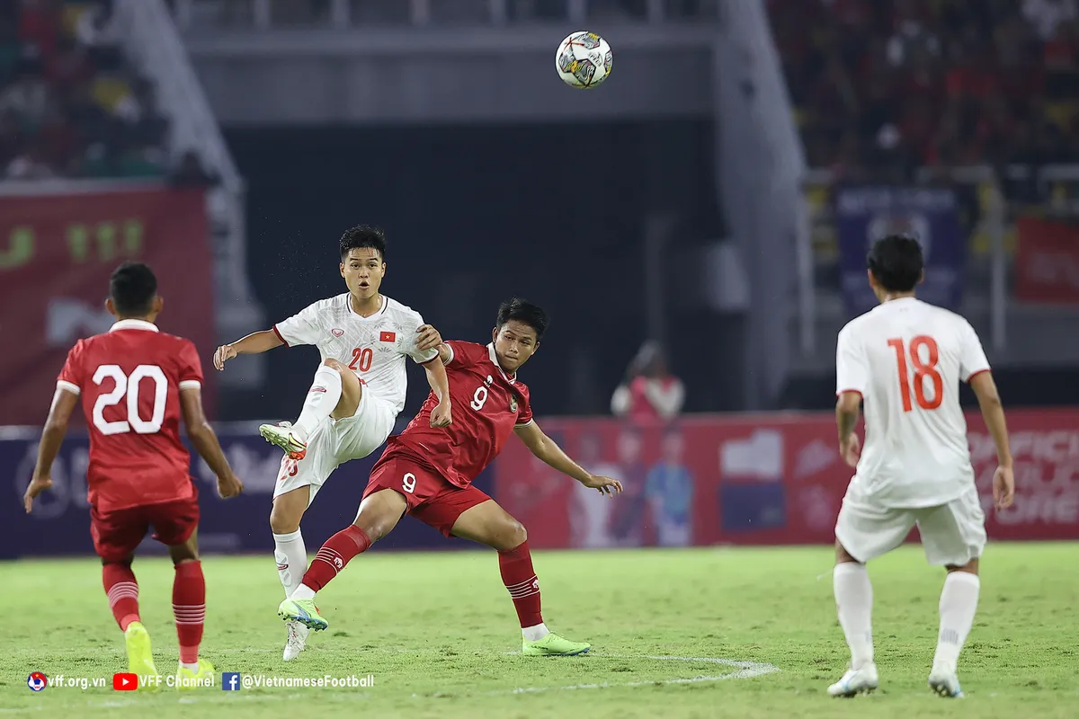 U20 Việt Nam giành vé vào vòng chung kết U20 châu Á 2023 - Ảnh 1. U20 Việt Nam giành vé vào vòng chung kết U20 châu Á 2023 - Ảnh 1.