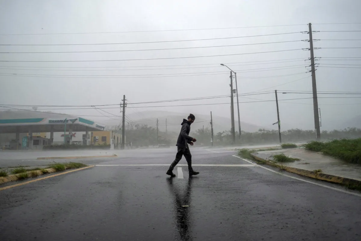 Bão Fiona đổ bộ vào Puerto Rico, đánh sập nguồn điện trên đảo - Ảnh 1.