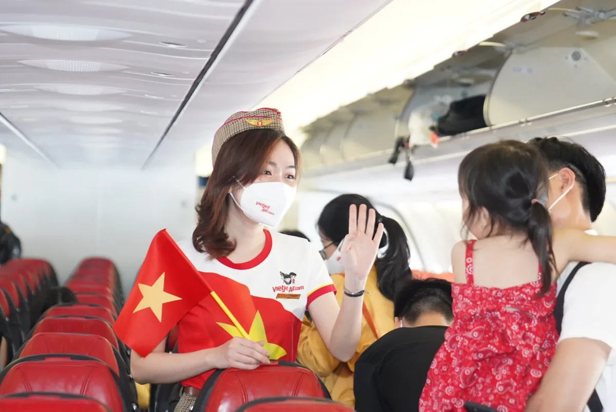 Rực rỡ cờ đỏ sao vàng trên những chuyến bay Vietjet ngày Quốc khánh 2/9 - Ảnh 2.