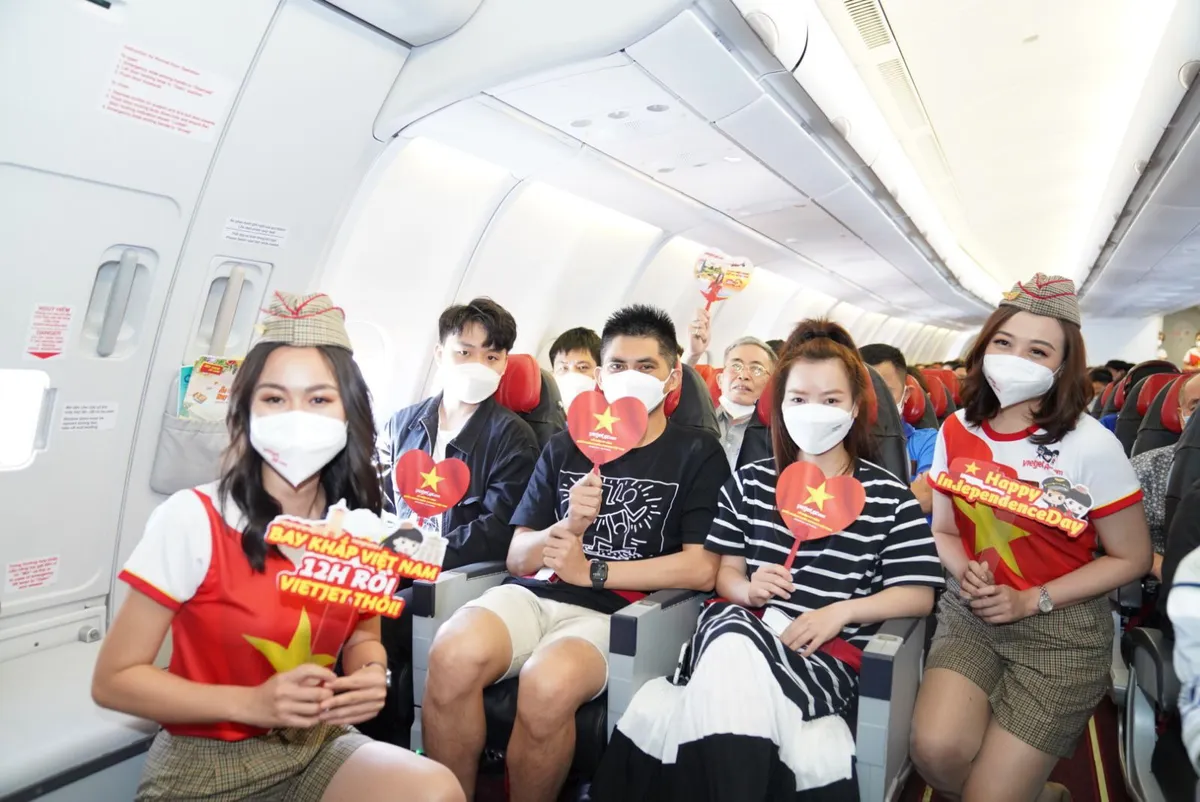 Rực rỡ cờ đỏ sao vàng trên những chuyến bay Vietjet ngày Quốc khánh 2/9 - Ảnh 10.