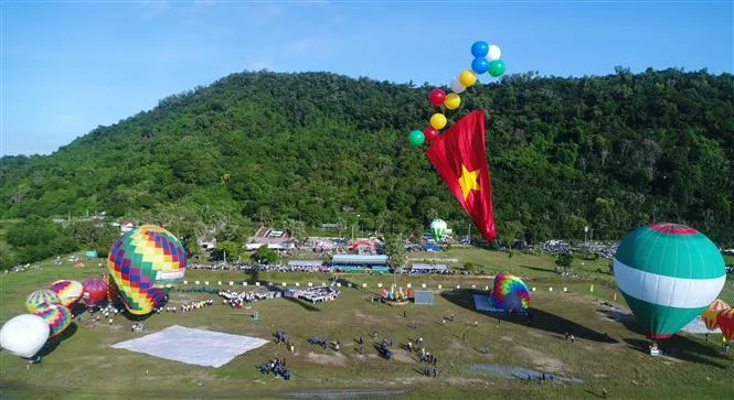 Chen chân trải nghiệm bay khinh khí cầu tại An Giang - Ảnh 9.