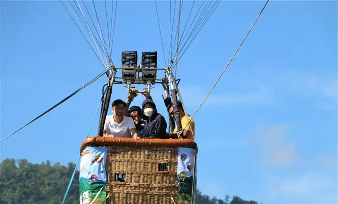 Chen chân trải nghiệm bay khinh khí cầu tại An Giang - Ảnh 6.