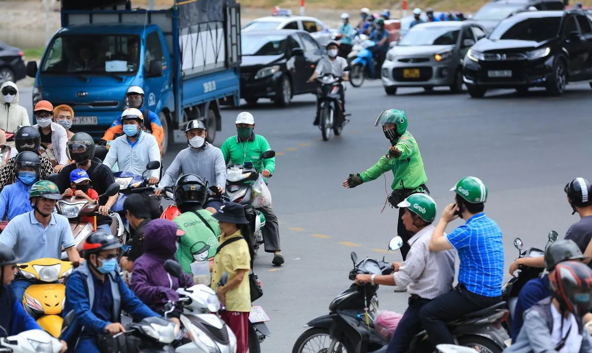 Chuyện bất ngờ về anh Grab xin đường cho xe cứu thương giữa ngã tư đang ùn tắc - Ảnh 1.