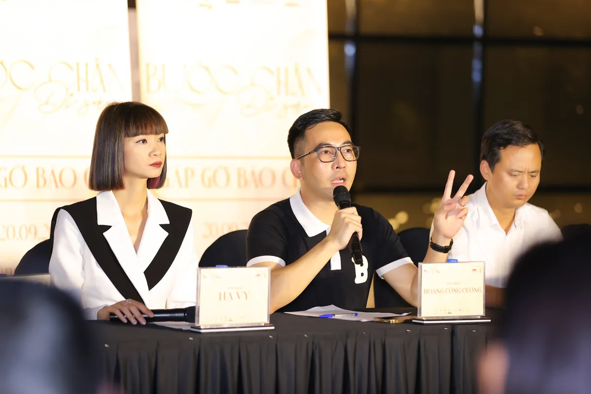 Show diễn đưa thời trang đến c&aacute;c miền đất di sản - Ảnh 1.