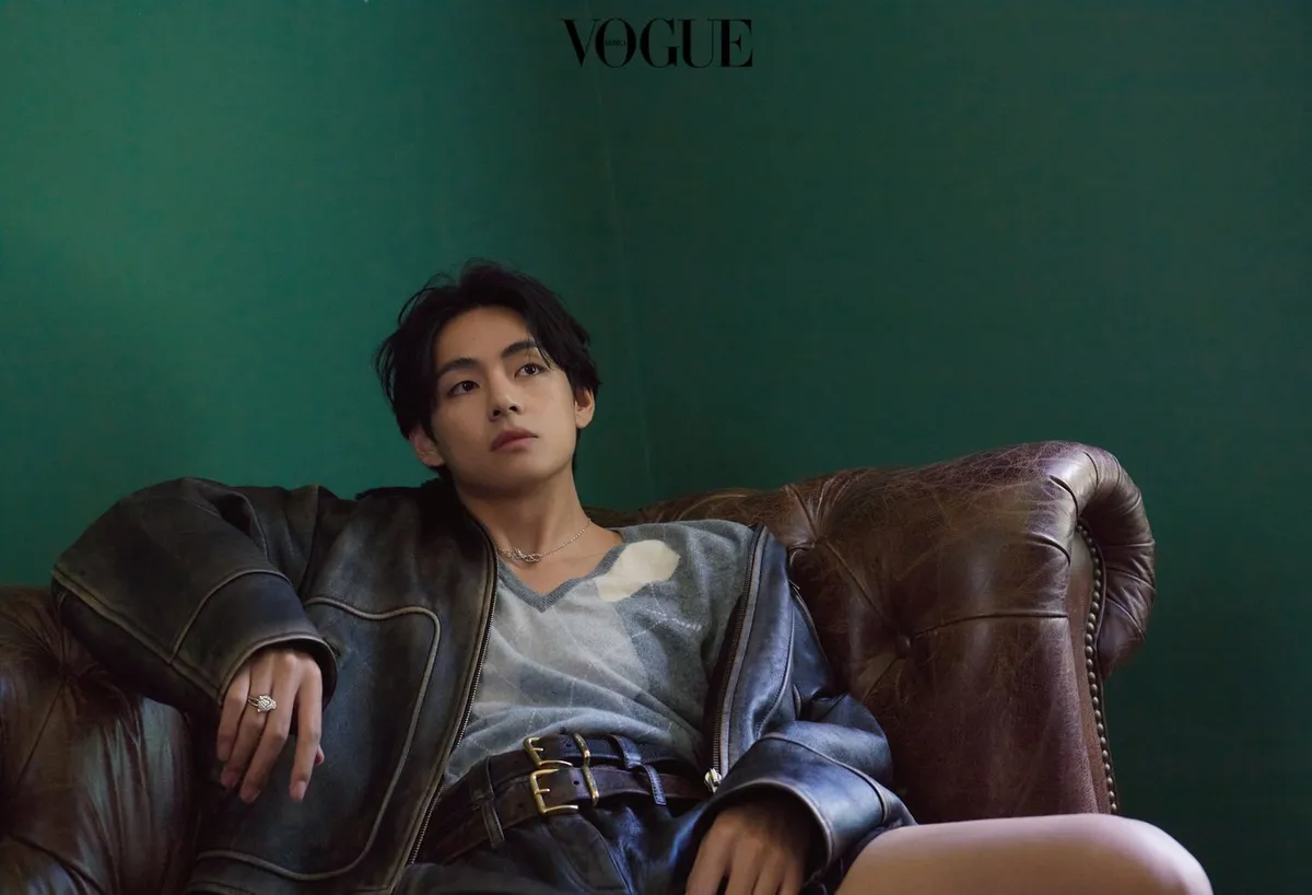 V (BTS) vẫn giữ vẻ lạnh lùng trên Vogue - Ảnh 10.