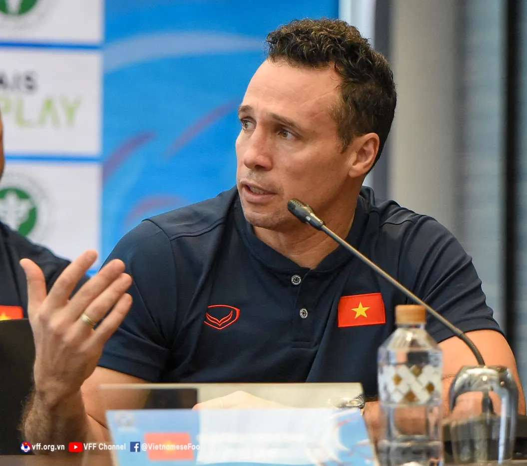 HLV Diego Raul hài lòng về các cầu thủ Futsal Việt Nam sau giải đấu giao hữu - Ảnh 1. HLV Diego Raul hài lòng về các cầu thủ Futsal Việt Nam sau giải đấu giao hữu - Ảnh 1.