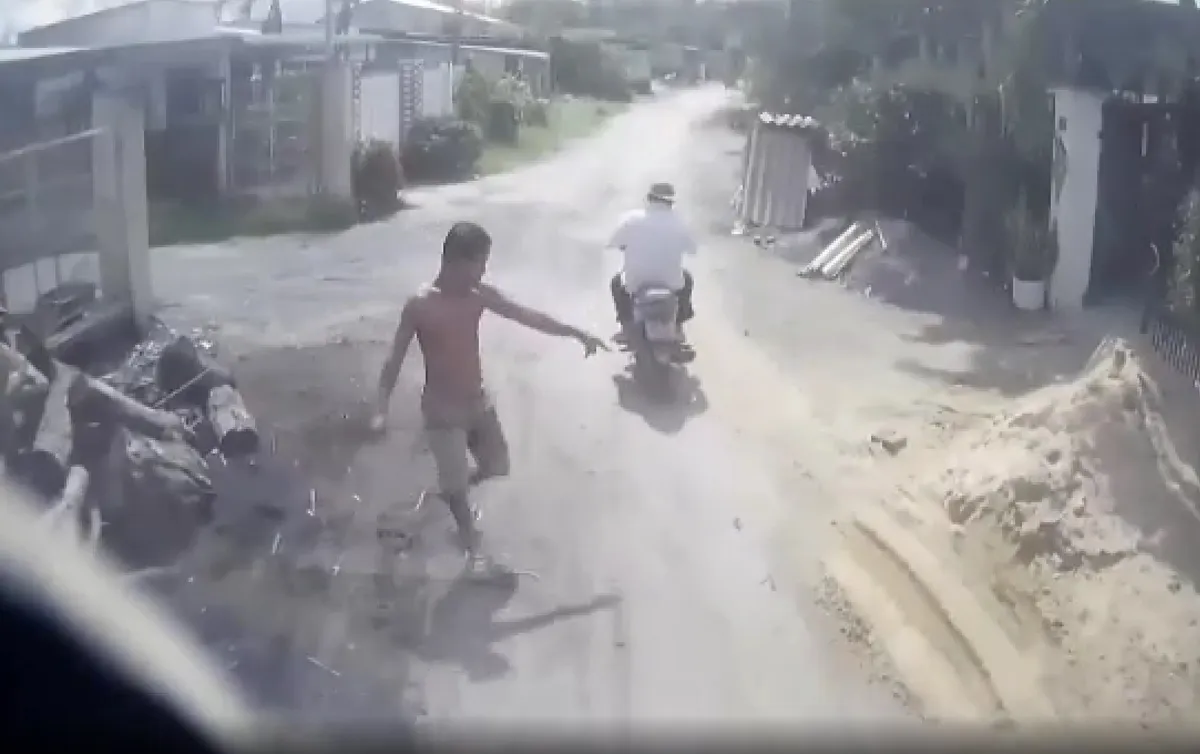 V&ocirc; t&igrave;nh c&aacute;n qua đống c&aacute;t, t&agrave;i xế xe tải bị nhiều người h&agrave;nh hung - Ảnh 1.