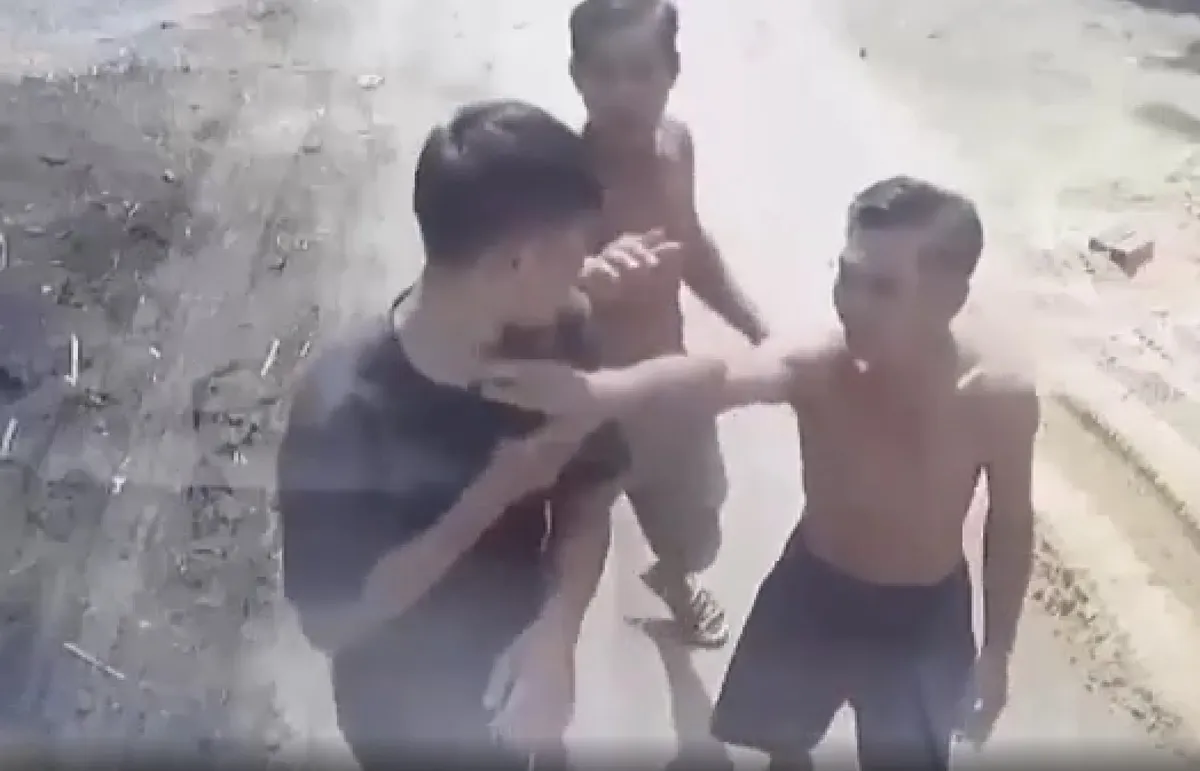 V&ocirc; t&igrave;nh c&aacute;n qua đống c&aacute;t, t&agrave;i xế xe tải bị nhiều người h&agrave;nh hung - Ảnh 2.