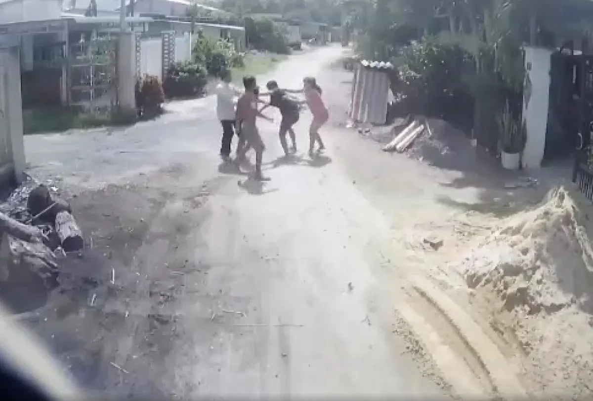 V&ocirc; t&igrave;nh c&aacute;n qua đống c&aacute;t, t&agrave;i xế xe tải bị nhiều người h&agrave;nh hung - Ảnh 3.