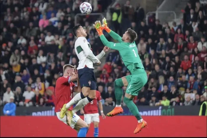 Ronaldo bị thủ môn đối phương đấm gãy mũi - Ảnh 1.