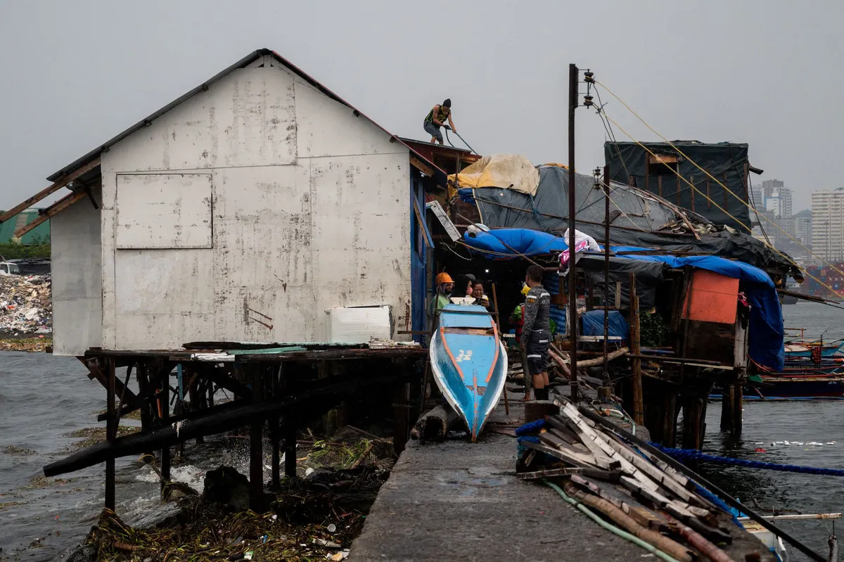 Bão Noru đổ bộ, Philippines ban hành báo động đỏ, hàng nghìn người phải sơ tán - Ảnh 3.