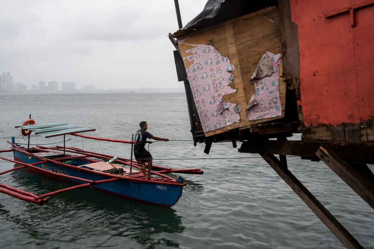 Bão Noru đổ bộ, Philippines ban hành báo động đỏ, hàng nghìn người phải sơ tán - Ảnh 1.