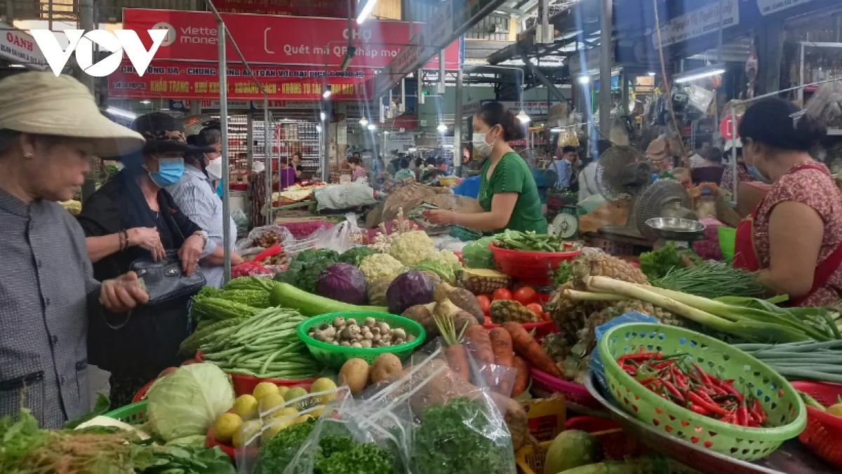 Đà Nẵng: Người dân đổ xô đi mua lương thực, thực phẩm dự trữ - Ảnh 1.