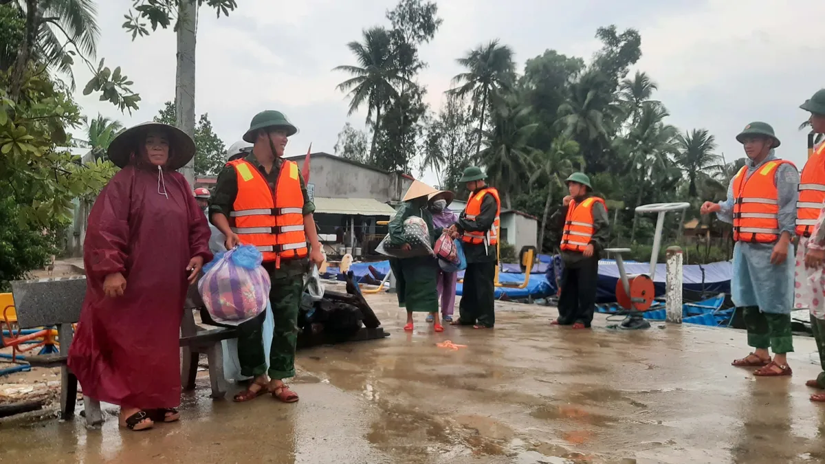 Quảng Nam đưa người già, phụ nữ, trẻ em xã đảo Tam Hải vào đất liền tránh bão - Ảnh 1.