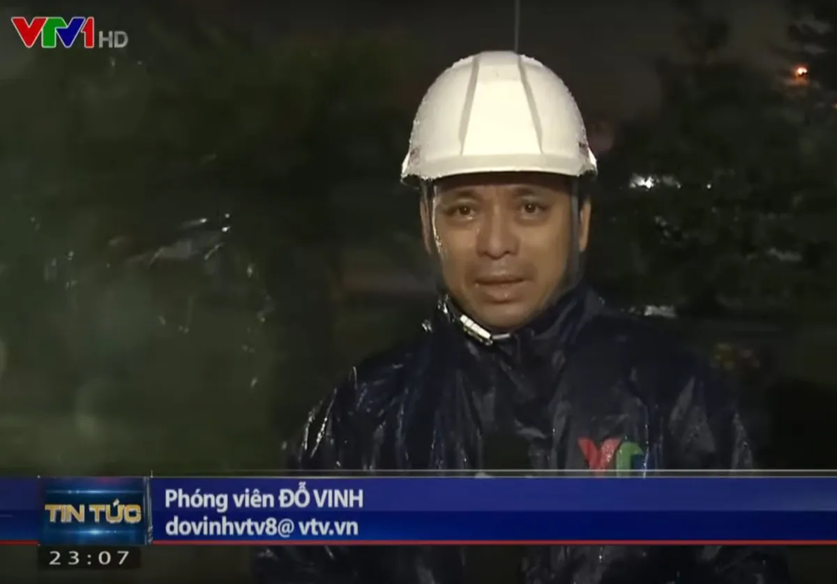 L&ecirc;n s&oacute;ng trực tiếp, ph&oacute;ng vi&ecirc;n VTV kh&ocirc;ng thể đứng vững trước sức gi&oacute; của b&atilde;o số 4 - Ảnh 3.