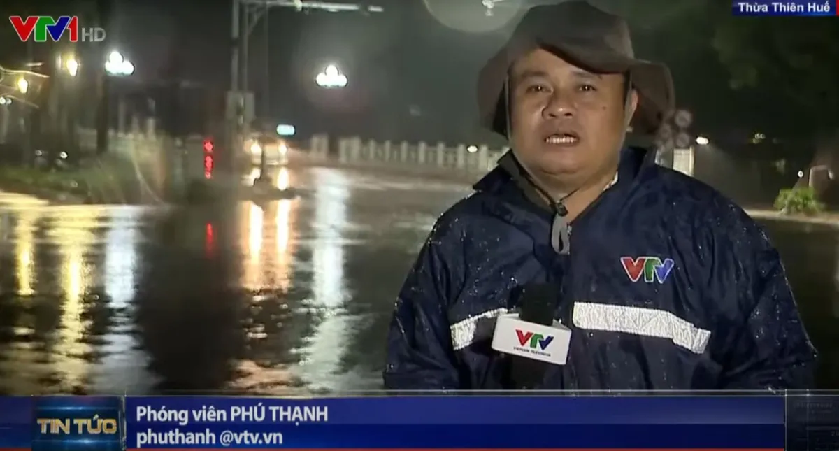 L&ecirc;n s&oacute;ng trực tiếp, ph&oacute;ng vi&ecirc;n VTV kh&ocirc;ng thể đứng vững trước sức gi&oacute; của b&atilde;o số 4 - Ảnh 4.