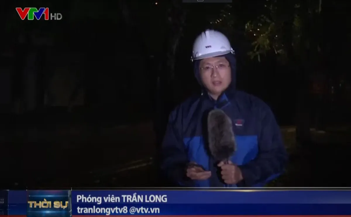 L&ecirc;n s&oacute;ng trực tiếp, ph&oacute;ng vi&ecirc;n VTV kh&ocirc;ng thể đứng vững trước sức gi&oacute; của b&atilde;o số 4 - Ảnh 5.
