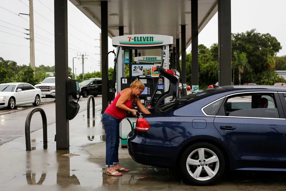 Bão nguy hiểm Ian đang di chuyển tới Florida, người dân đổ xô mua đồ tích trữ - Ảnh 2.