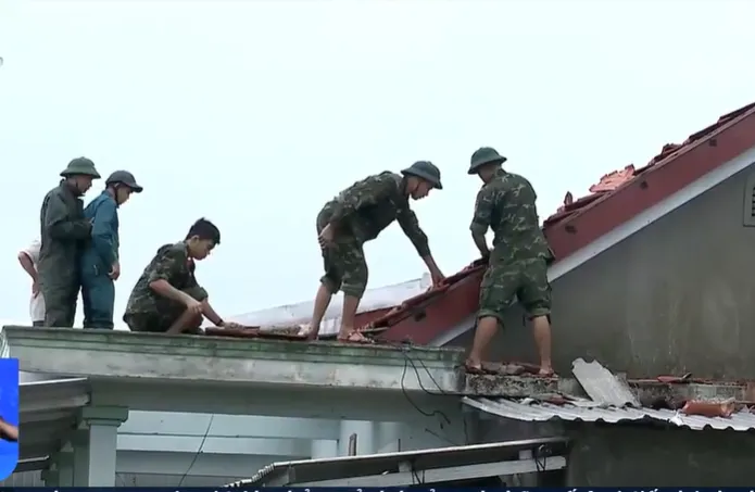 Hàng trăm ngôi nhà bị tốc mái, hơn 100.000 người bị mất điện sau bão số 4 - Ảnh 3.