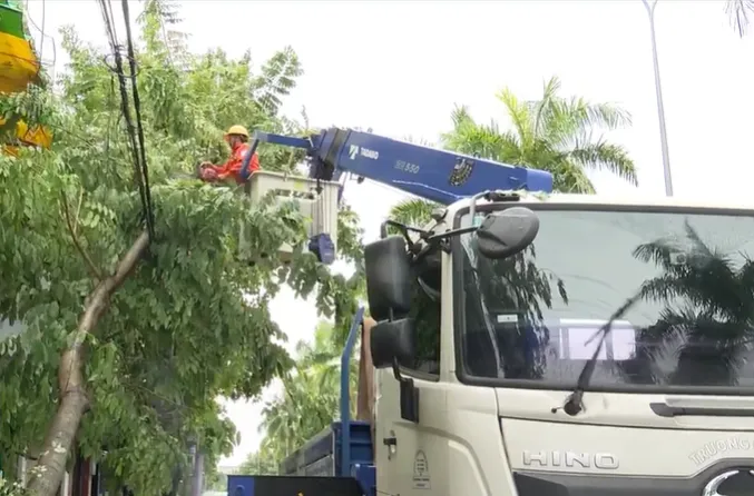 Hàng trăm ngôi nhà bị tốc mái, hơn 100.000 người bị mất điện sau bão số 4 - Ảnh 2.