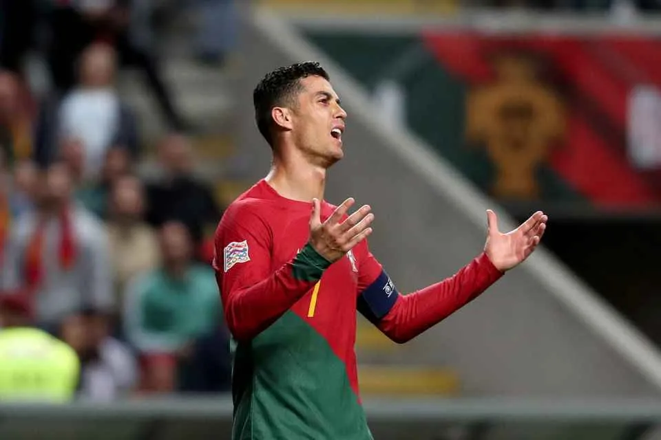 Ronaldo lại ném băng đội trưởng ĐT Bồ Đào Nha - Ảnh 2. Ronaldo lại ném băng đội trưởng ĐT Bồ Đào Nha - Ảnh 2.