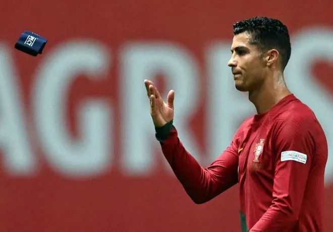 Ronaldo lại ném băng đội trưởng ĐT Bồ Đào Nha - Ảnh 1. Ronaldo lại ném băng đội trưởng ĐT Bồ Đào Nha - Ảnh 1.