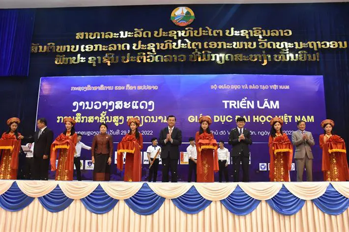 Triển lãm giáo dục đại học Việt Nam: Thúc đẩy hơn nữa hợp tác giáo dục Việt Nam - Lào - Ảnh 2.