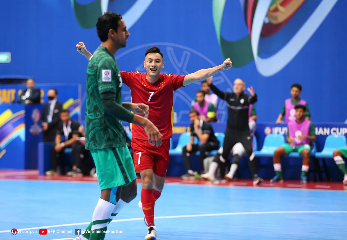 Thắng Ả-rập Xê-út 3-1, ĐT futsal Việt Nam vươn lên đầu bảng - Ảnh 7. Thắng Ả-rập Xê-út 3-1, ĐT futsal Việt Nam vươn lên đầu bảng - Ảnh 7.