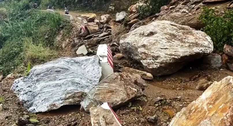 Hàng trăm hộ dân huyện Nam Trà My bị cô lập do sạt lở núi - Ảnh 1.