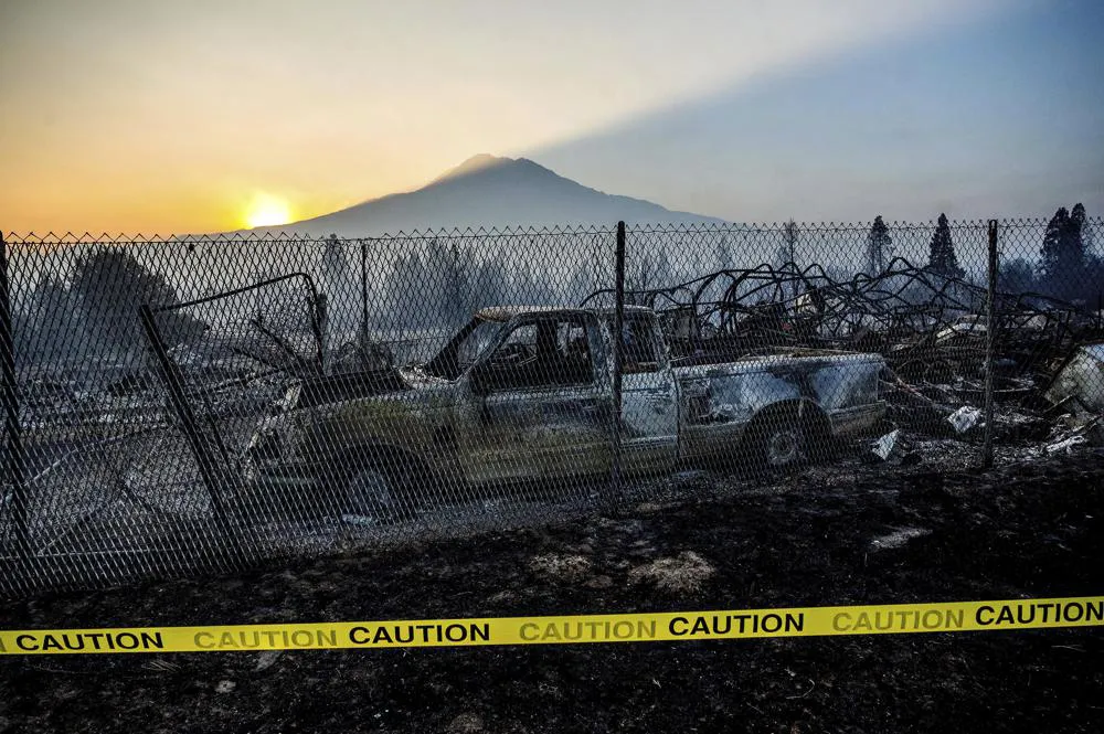 Cháy rừng tại California khiến nhiều người bị thương, hàng nghìn người phải sơ tán - Ảnh 2.