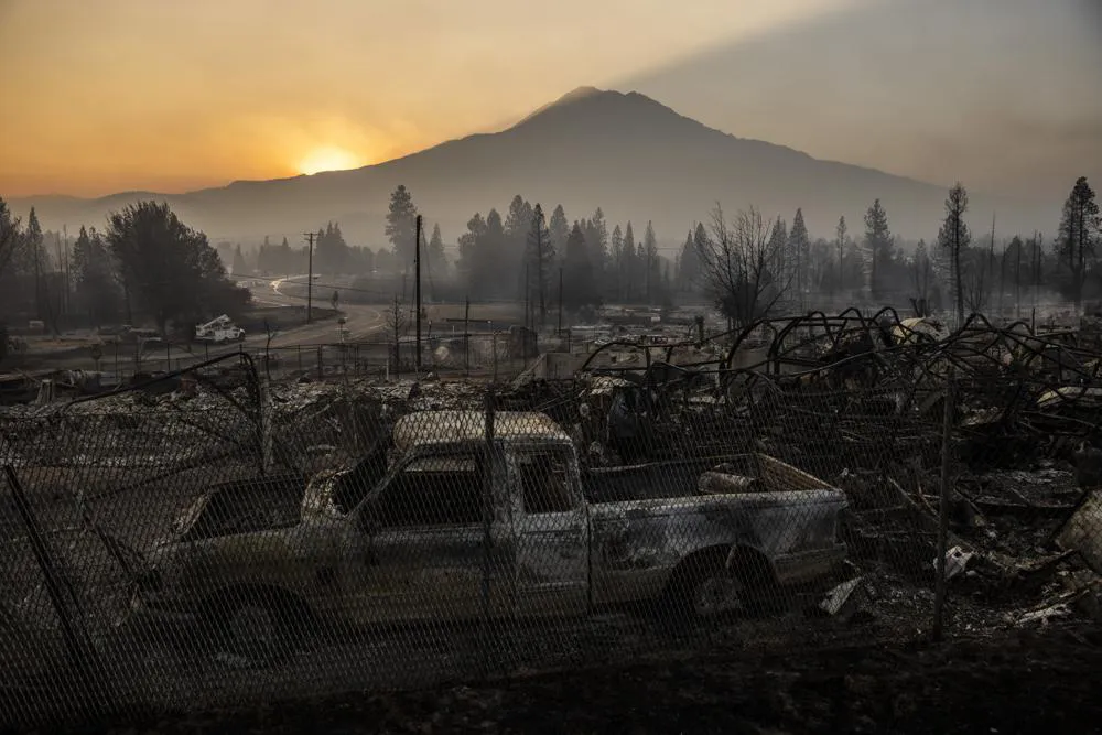 Cháy rừng tại California khiến nhiều người bị thương, hàng nghìn người phải sơ tán - Ảnh 3.