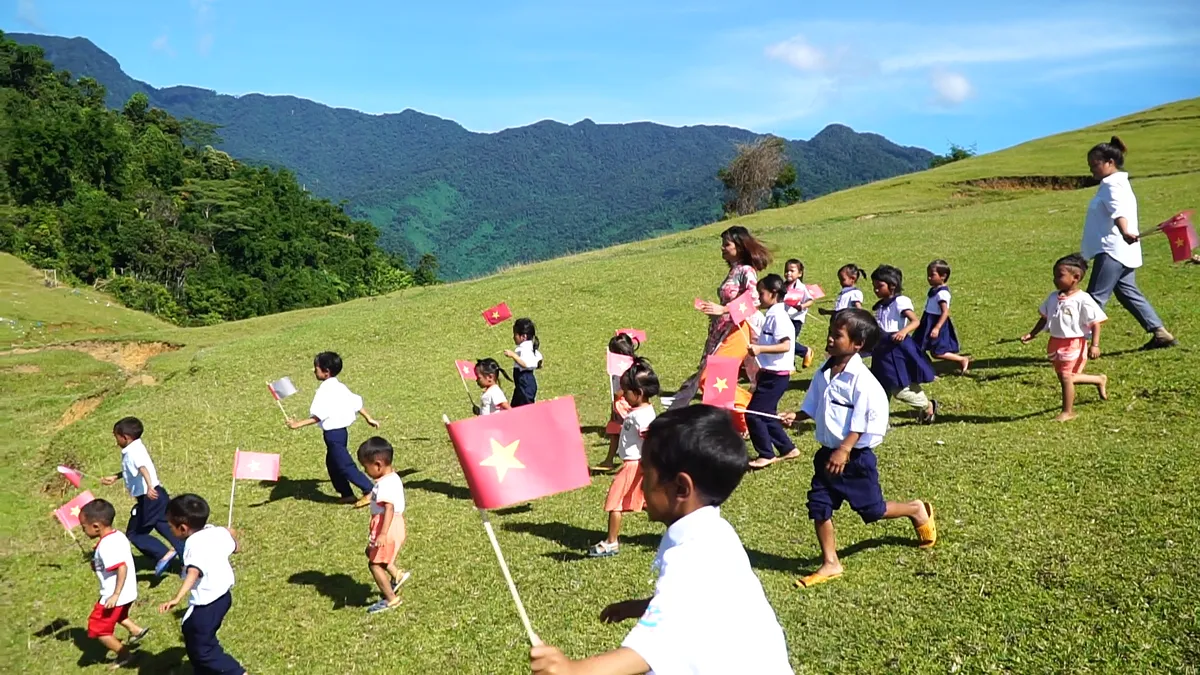 Xúc động lễ khai giảng ở nơi không điện, không nước giữa thảo nguyên xanh - Ảnh 2.