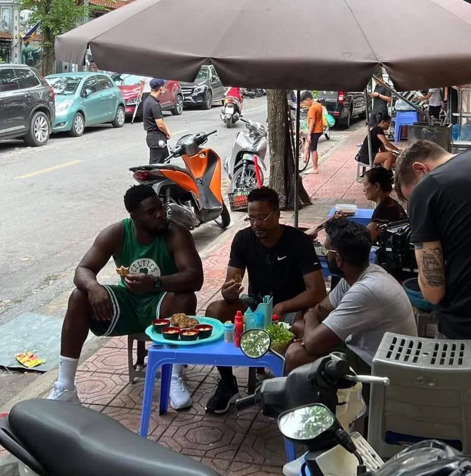 Patrice Evra ngồi ăn chả rươi vỉa hè ở Hà Nội - Ảnh 1. Patrice Evra ngồi ăn chả rươi vỉa hè ở Hà Nội - Ảnh 1.
