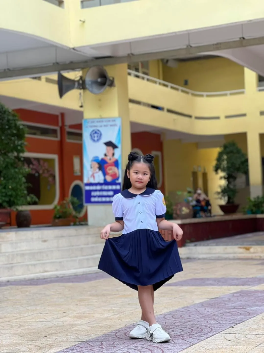Ngày khai giảng, sao Việt nô nức đưa con tựu trường - Ảnh 4.