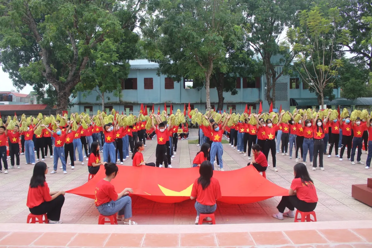 Âm vang tiếng hát ngày khai trường - Ảnh 1. Âm vang tiếng hát ngày khai trường - Ảnh 1.