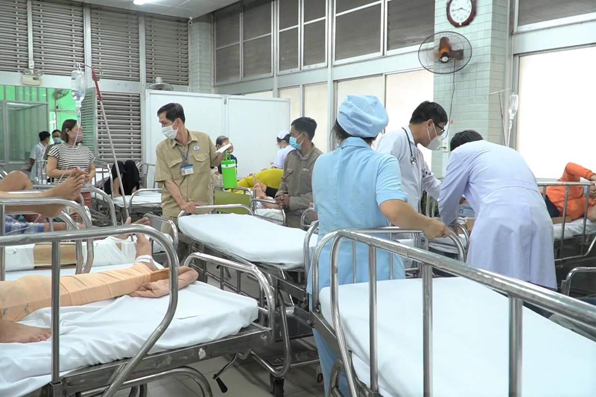 Bệnh nhân cấp cứu tại Bệnh viện Chợ Rẫy tăng cao sau kỳ nghỉ lễ - Ảnh 2. Bệnh nhân cấp cứu tại Bệnh viện Chợ Rẫy tăng cao sau kỳ nghỉ lễ - Ảnh 2.