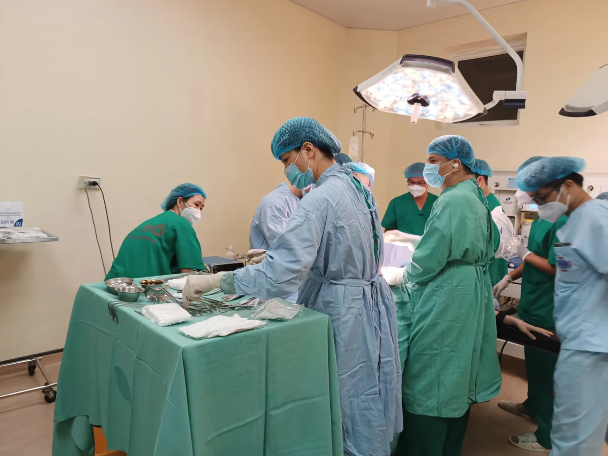 Vừa mổ bắt con, vừa phẫu thuật điều trị ung thư cho sản phụ mang thai 31 tuần - Ảnh 1. Vừa mổ bắt con, vừa phẫu thuật điều trị ung thư cho sản phụ mang thai 31 tuần - Ảnh 1.