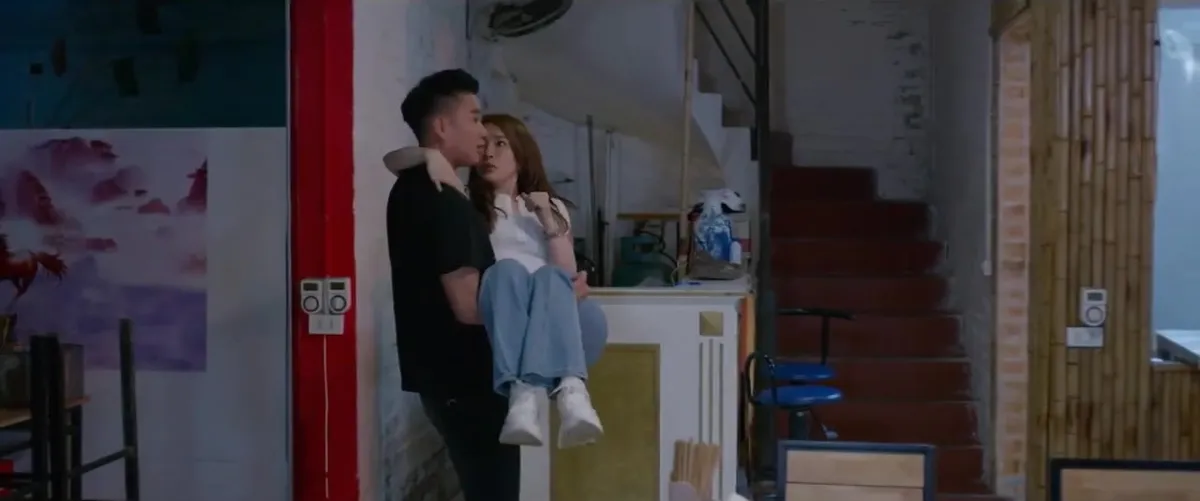 Chồng cũ, vợ cũ, người y&ecirc;u cũ - Tập 38: Minh - H&agrave;o đang định &acirc;n &aacute;i th&igrave; &ocirc;ng Tiện th&igrave;nh l&igrave;nh xuất hiện - Ảnh 3.