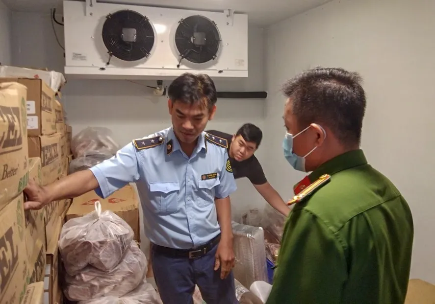 Cần Thơ phát hiện gần 300 kg thực phẩm đông lạnh không rõ nguồn gốc - Ảnh 2.