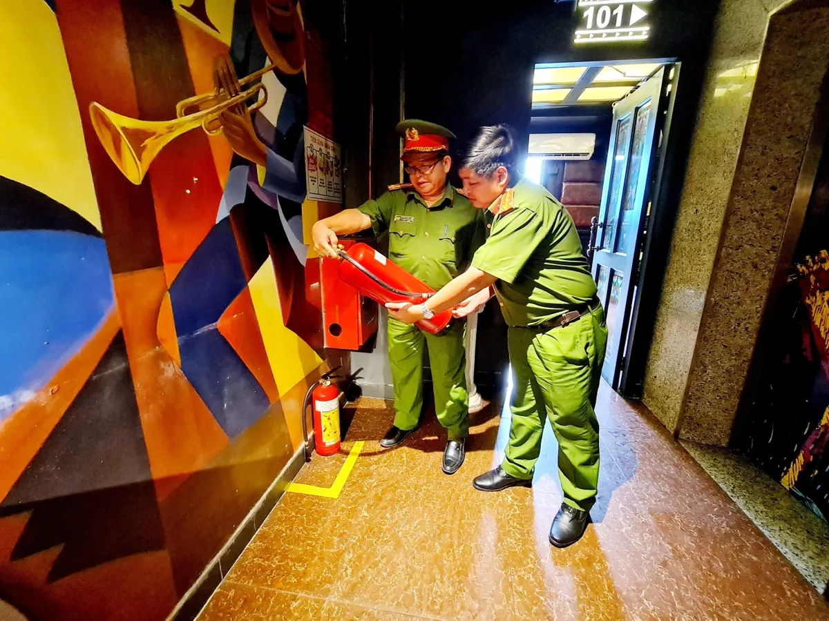 V&igrave; sao kh&oacute; tho&aacute;t ra ngo&agrave;i khi xảy ra hỏa hoạn tại c&aacute;c qu&aacute;n karaoke? - Ảnh 3.