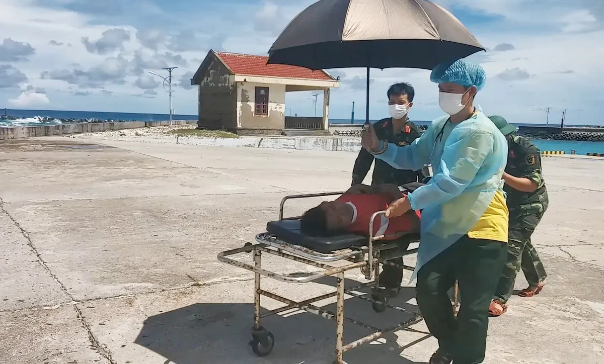 Bệnh xá đảo Song Tử Tây cấp cứu một ngư dân bị giảm áp do lặn sâu - Ảnh 1. Bệnh xá đảo Song Tử Tây cấp cứu một ngư dân bị giảm áp do lặn sâu - Ảnh 1.