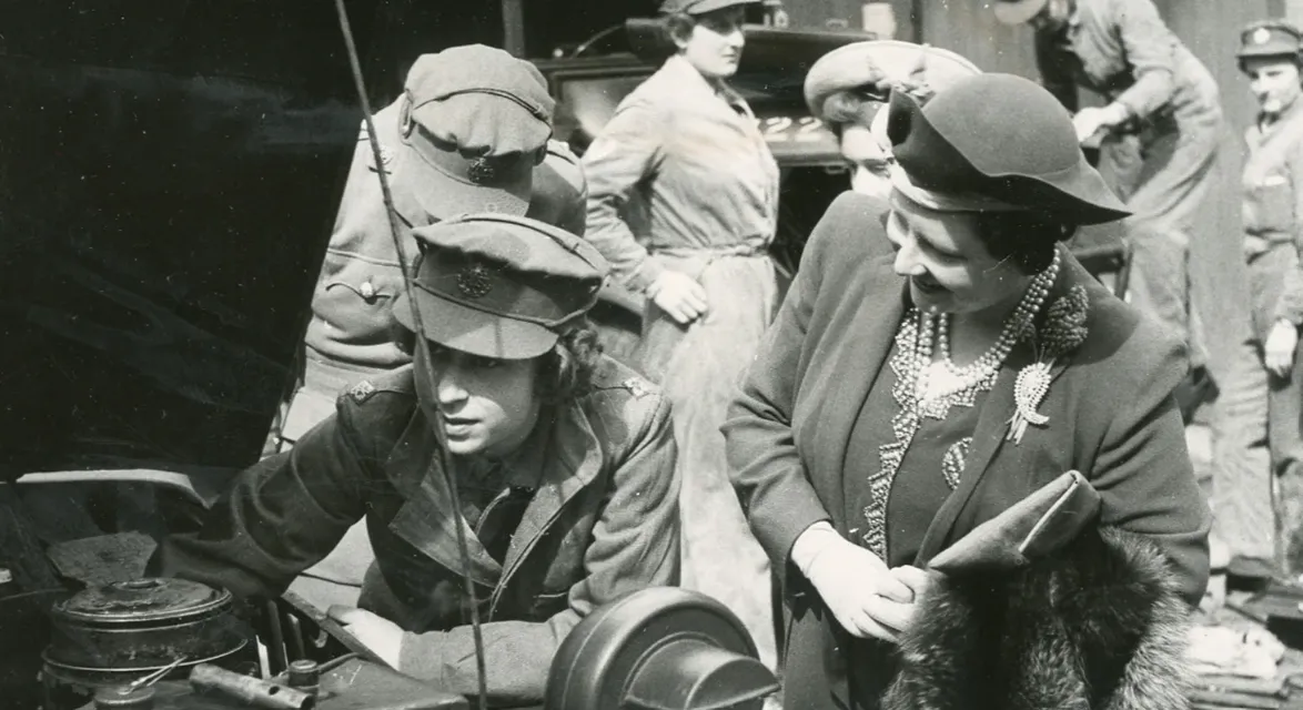 Nữ hoàng Anh Elizabeth II: Nhân chứng lịch sử của những thăng trầm thế giới - Ảnh 2. Nữ hoàng Anh Elizabeth II: Nhân chứng lịch sử của những thăng trầm thế giới - Ảnh 2.