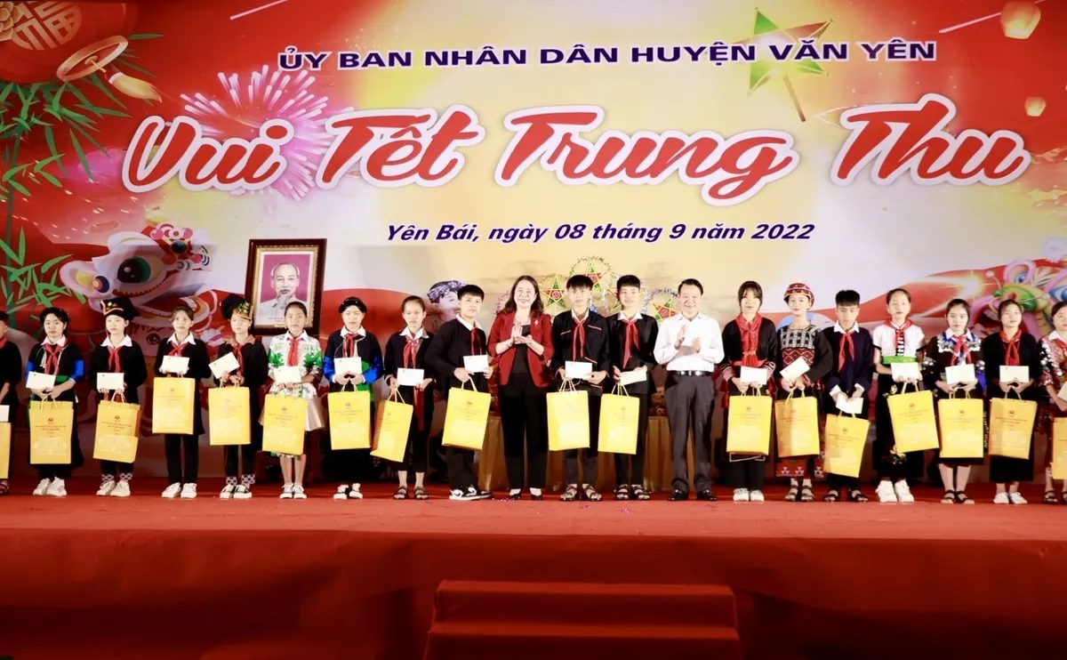Phó Chủ tịch nước Võ Thị Ánh Xuân vui Tết Trung thu với thiếu nhi Yên Bái - Ảnh 1.