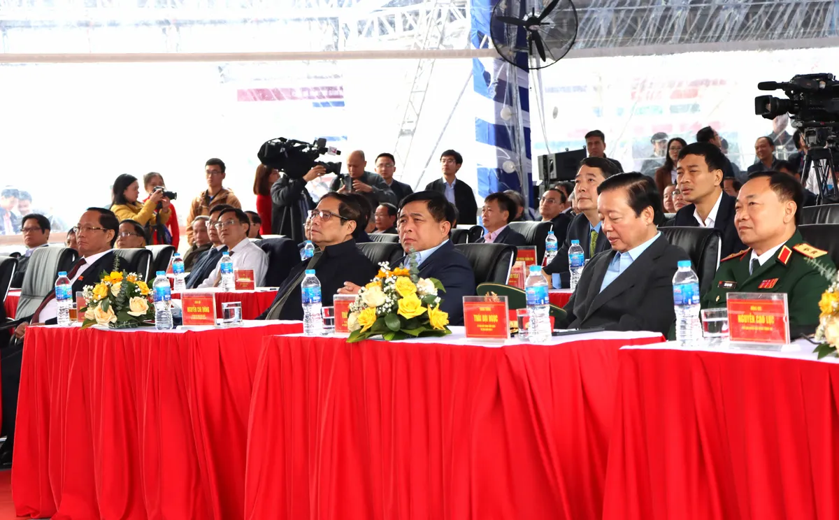 Khởi công cao tốc Bắc - Nam: Không để dự án chậm 1 ngày, thêm 1 ngày mắc nợ với nhân dân - Ảnh 1.