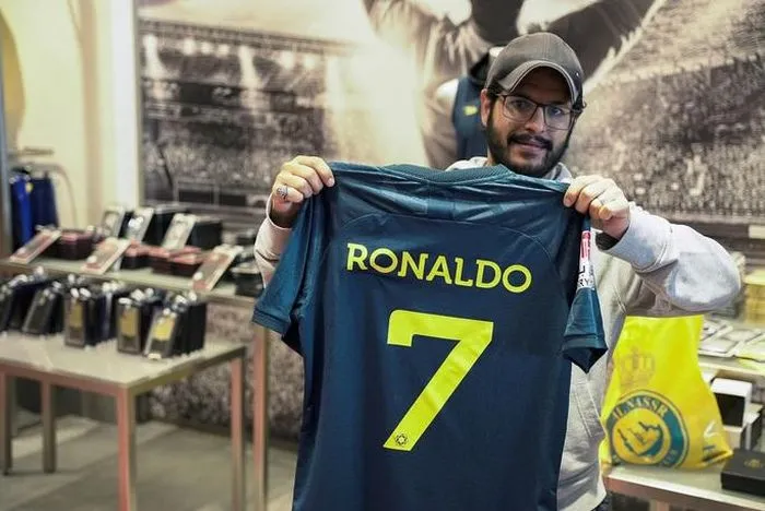 Áo đấu Al Nassr của Ronaldo cháy hàng - Ảnh 3.