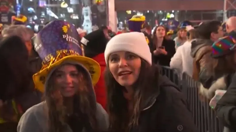 Người dân trên thế giới đã và đang trải qua thời khắc đón năm mới hân hoan - Ảnh 1.